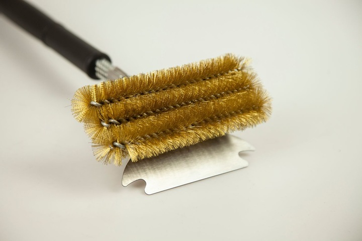 Immagine prodotto Grillfürst Spazzola per griglie in ottone per griglie in ghisa, con testa larga a 3 pieghe e raschietto
