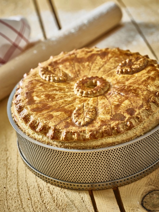 Actual product image de Buyer Cake Tin Stainless Steel Perforated Abn. Bottom 24x6.5 (25.50 cm)