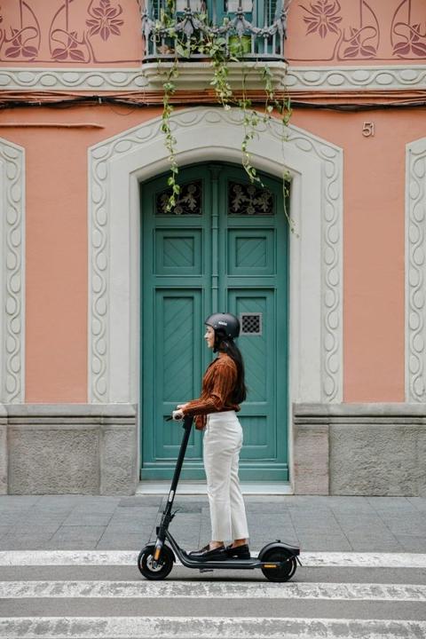 Actual product image Segway-Ninebot F2E (25 km/h, 40 km, 400 W)