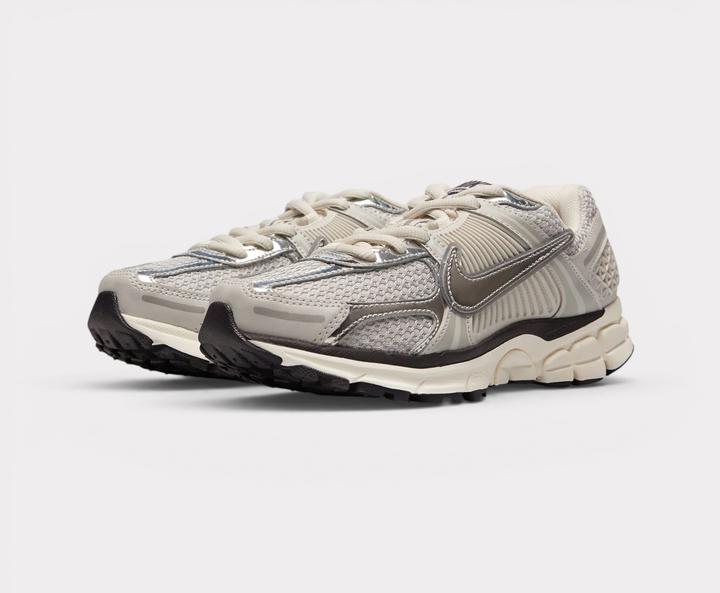 Image du produit Nike Zoom Vomero 5 Photon Dust Metallic Silver (Women's) (40)