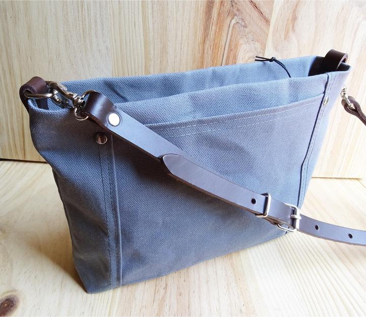 Immagine prodotto Only-Bags.Store Borsa a tracolla piccola in tela cerata, tracolla in pelle, portafoglio con chiusura a zip