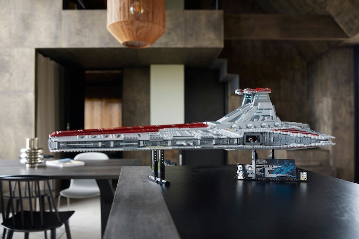 Actual product image LEGO UCS Venator-class Republic Attack Cruiser (75367, LEGO Star Wars, LEGO Rare Sets)