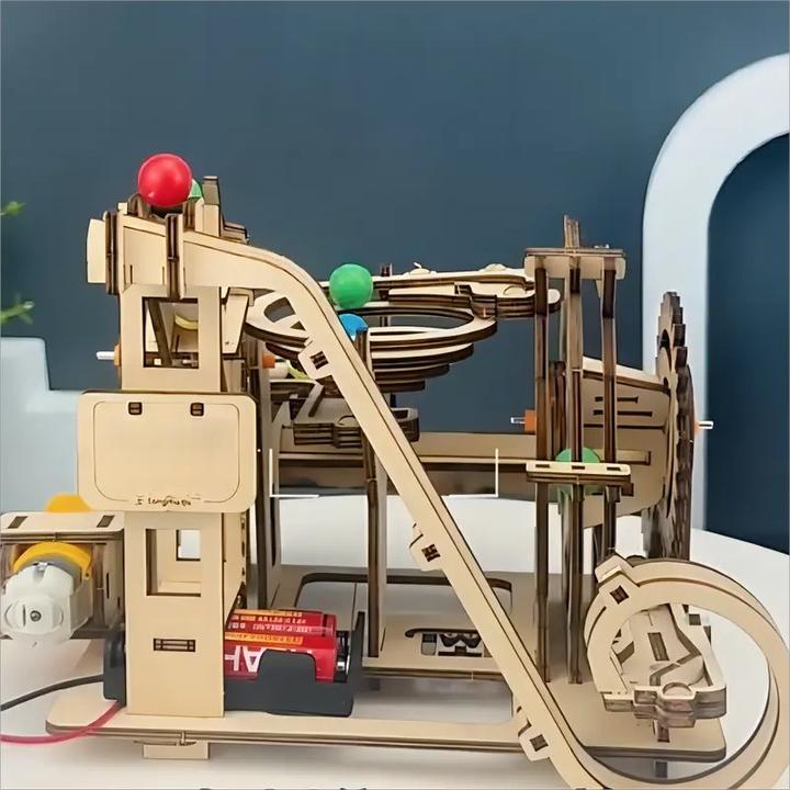Produktbild The Toy Company 3D Holz Kugelbahn, Murmelbahn Puzzle aus Holz, batteriebetrieben
