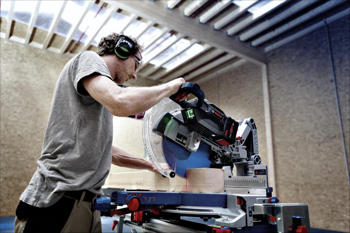 Produktbild Bosch Professional GCM 18V-305 GDC