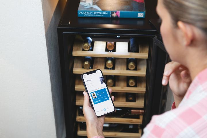 Actual product image Candy DiVino CWCEL 210 Compressor wine cooler Freestanding Black 21 bottle(s)