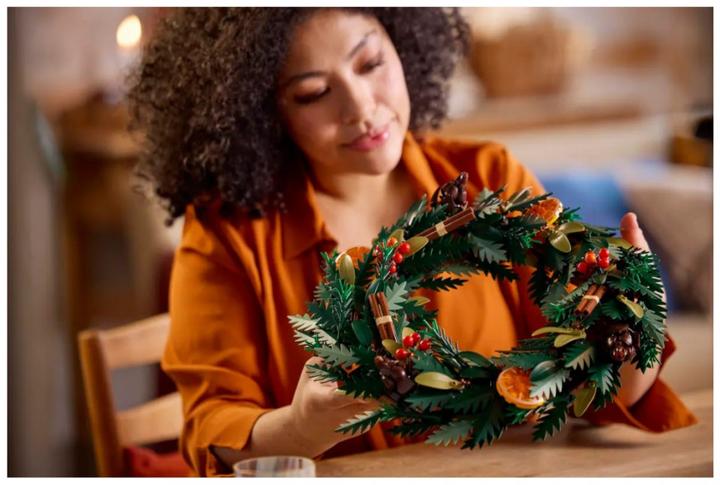 Actual product image LEGO Christmas wreath (LEGO Icons)