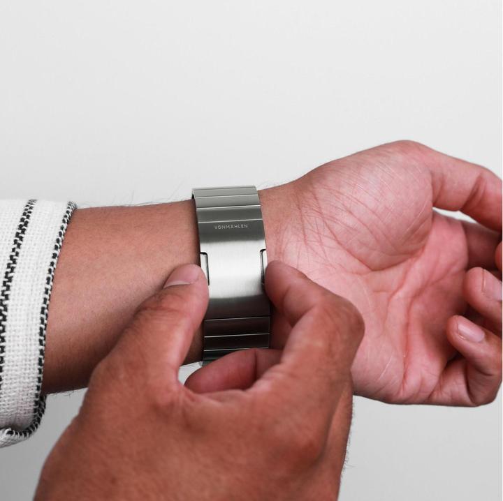 Actual product image Vonmählen Edelstahl Gliederarmband Pro für Apple Watch 44/45/46/49mm, wüstensand (Stainless steel, Stainless steel)