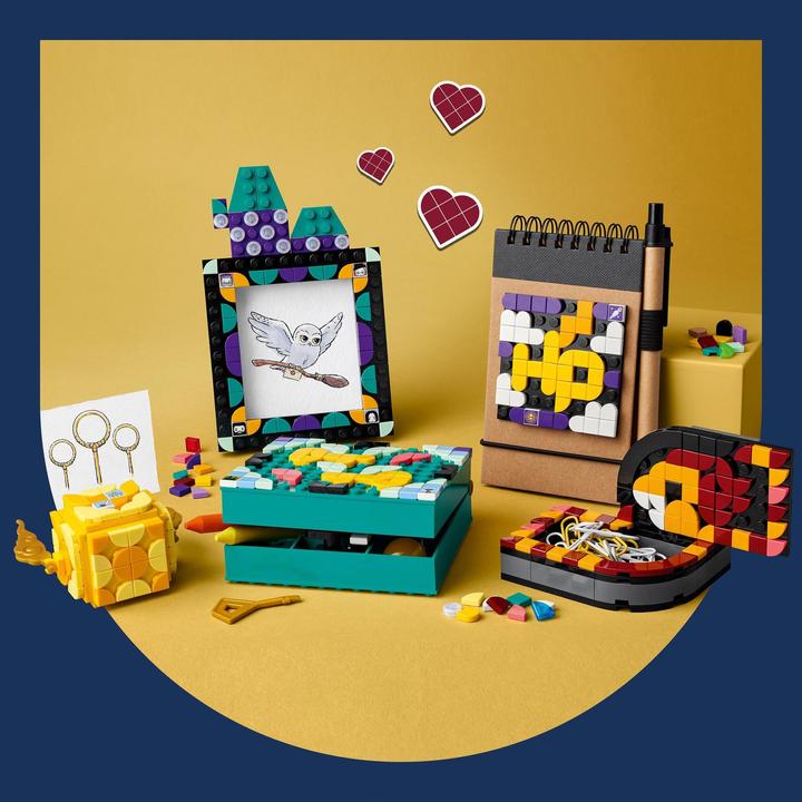Actual product image LEGO Hogwarts Desk Set (41811, LEGO Dots)