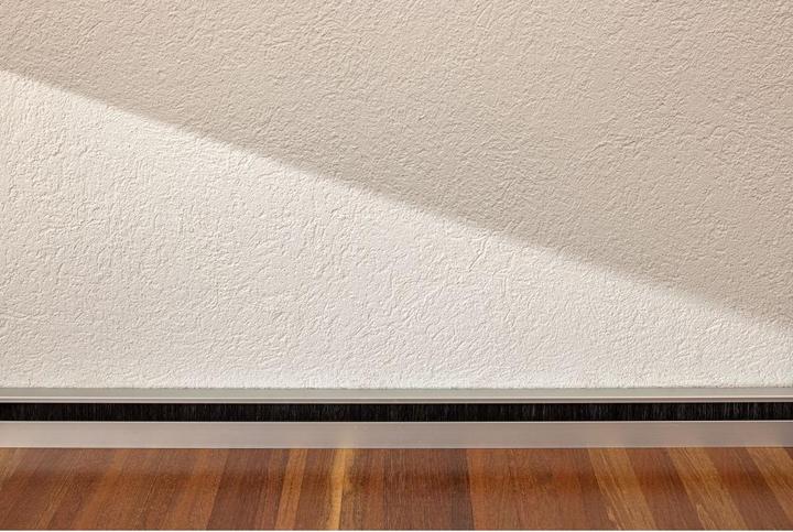 Immagine prodotto Elbro Canale battiscopa 2400×60×20mm argento spazzola nera (Tubazione, 240 cm)