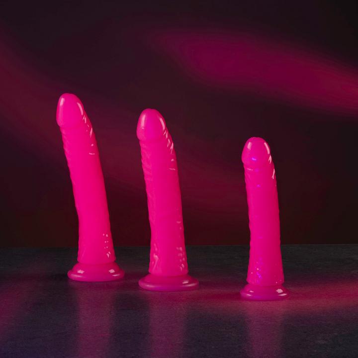 Image du produit RealRock Slim Dildo Suction Cup - GitD - 8" / 20 cm - Neon Pink