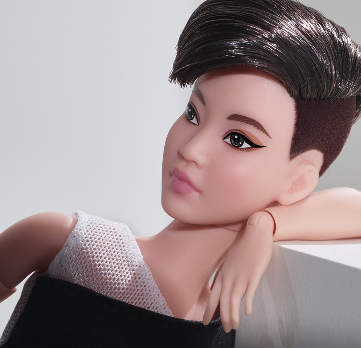 Productafbeelding Barbie Signature Looks Doll: Petite (kort zwart haar).