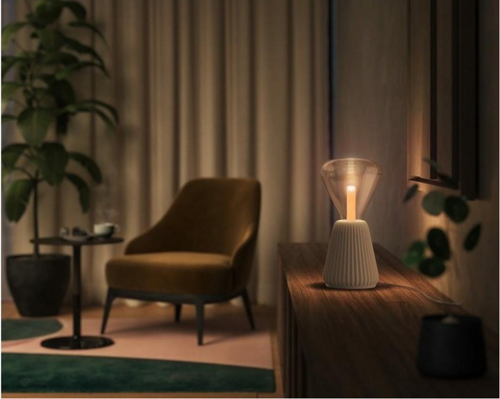 Actual product image Philips Hue White & Colour Ambiance Lightguide Triangle (E27, 6.80 W, 500 lm, 1 x, G)