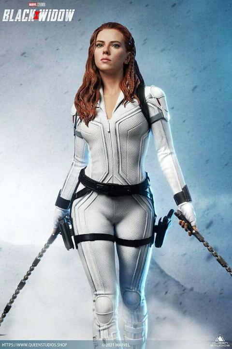 Actual product image Queen Studios Black Widow "Black Widow - Snow Suit Edition" 1/4 Statue