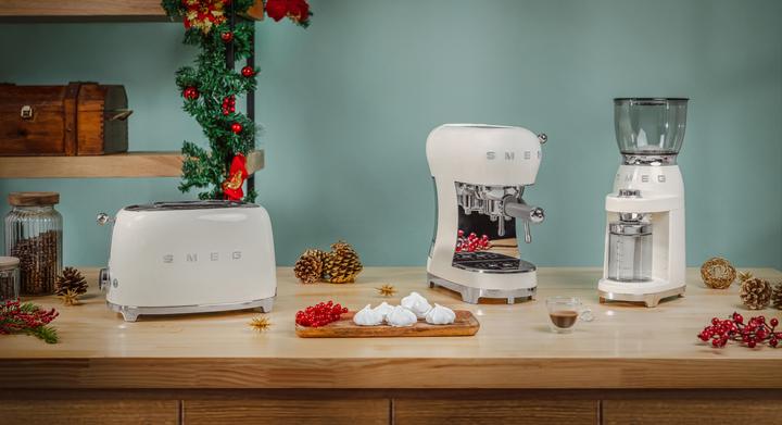 Actual product image Smeg ECF02CREU