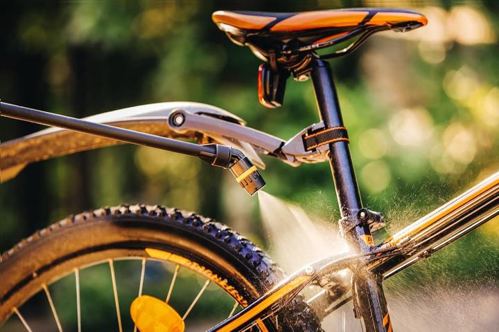 Productafbeelding Fiskars Drukspuit, Voor plantenbehandelingen op waterbasis, Verstelbaar spuitpatroon, Veiligheid (5 l)