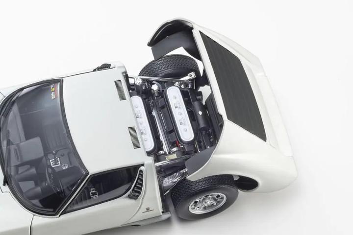 Produktbild Kyosho Sportwagen Lamborghini Miura P400, White-Silver 1:18
