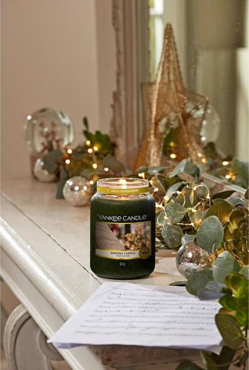 Actual product image Yankee Candle Singing Carols medium (411 g)
