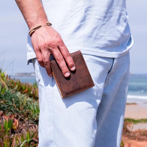 Actual product image MB Cork Braune Herrenbrieftasche aus Kork mit Kartonverpackung