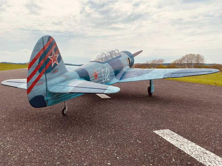 Image du produit Black Horse Yak 11 / 2350mm ARF Warbird avec train d'atterrissage rétractable électrique ( BH187 ) (Oiseau de guerre)
