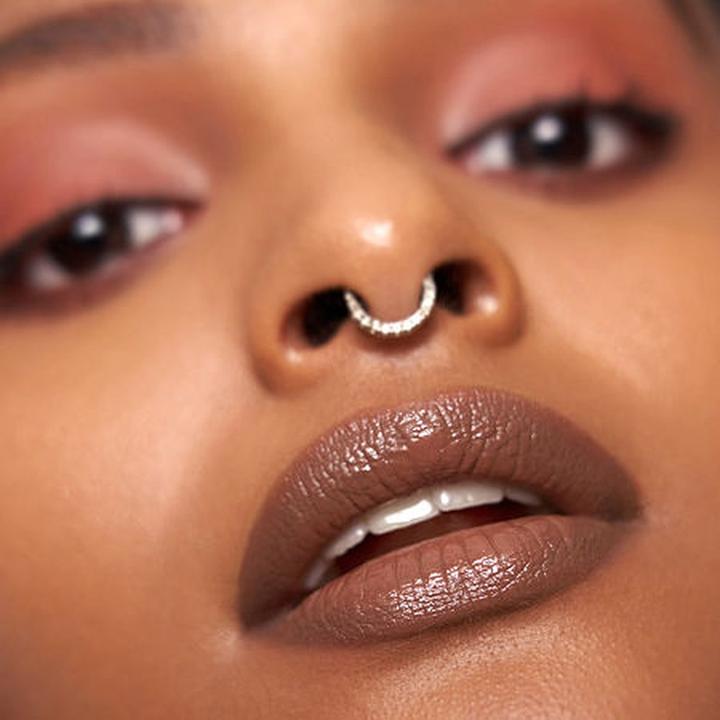 Immagine prodotto Huda Beauty Rossetto Power Bullet in crema marrone Goal Digger, 3 grammi (Scavatore di porte marrone)