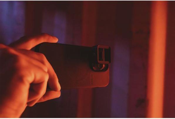 Actual product image Moment 1.33x Anamorphic Lens - Flare - T-Series