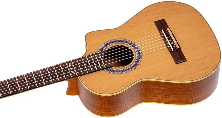 Produktbild Ortega Chitarra Requinto (Konzertgitarre, Boden und Zargen aus Sapele, Griffbrett aus Nussbaum, Hals aus Okoume, Kopfplatten-Furnier aus Nussbaum, Massive Zederndecke, Steg aus Nussbaum)