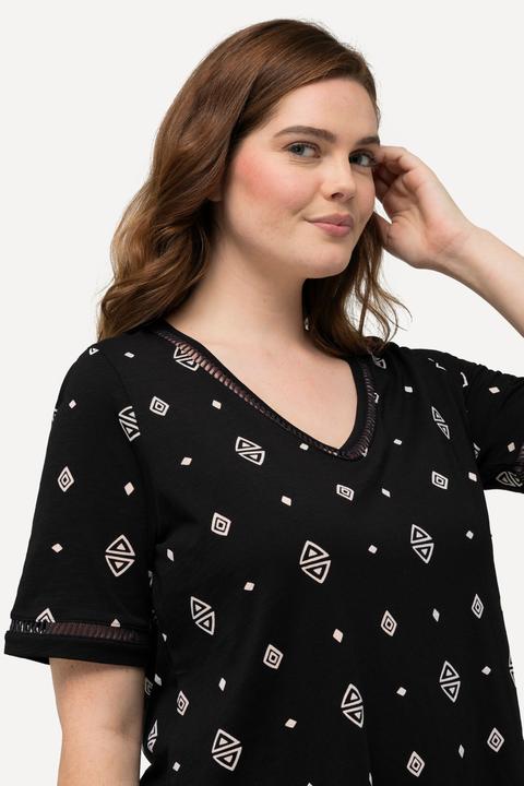 Image du produit Ulla Popken T-shirt en coton bio, motif losanges. Col en V et manches courtes. (42, 44)