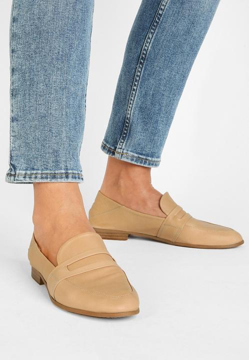 Image du produit Inuovo Superbe mocassin léger en cuir de haute qualité. L'avant de l'escarpin est recouvert de (37)