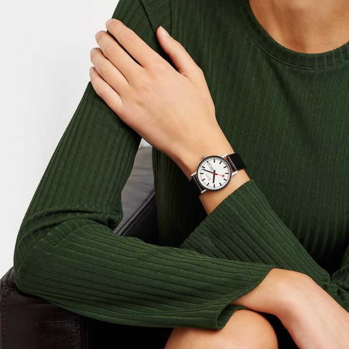 Immagine prodotto Mondaine Classic - Vegan poliert Wochentag / Datum (Orologio da polso analogico, Fatto in Svizzera, 36 mm)