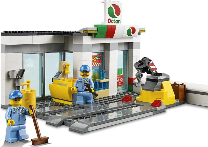 Actual product image LEGO City petrol station (60132, LEGO City)