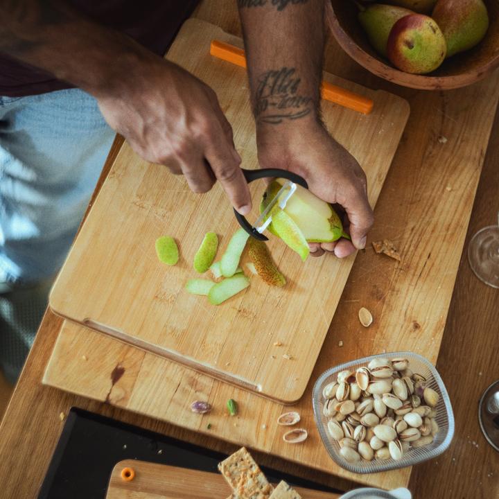 Actual product image Fiskars - FunctionalForm Peeler, Crosscut