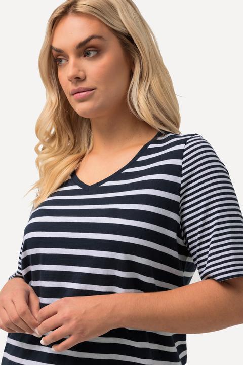 Image du produit Ulla Popken T-shirt à col en V. Coupe évasée, manches courtes et jeu de rayures (46, 48)