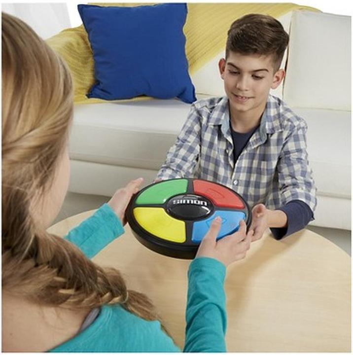 Produktbild Hasbro Gaming Familienspiel Simon (Dänisch, Deutsch, Englisch, Finnisch, Französisch, Griechisch, Italienisch, Niederländisch, Norwegisch, Polnisch, Portugiesisch, Schwedisch, Slowakisch, Spanisch, Tschechisch, Türkisch, Ungarisch, 1 Spieler)