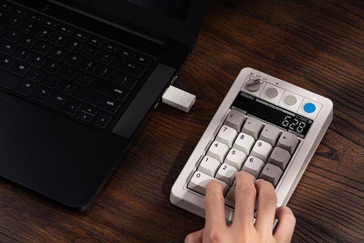 Immagine prodotto 8bitdo Numpad meccanico Retro 18 (M Edition) - Numpad (Tastierino numerico, Cablato, Senza fili)
