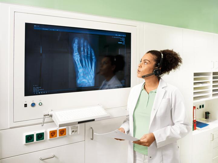 Produktbild Philips SpeechOne Diktier-Headset (drahtlos) mit Fernbedienung (PSM6500)