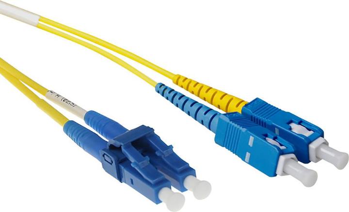 Produktbild ACT 15 meter LSZH Singlemode 9/125 OS2 short boot fiber patch cable duplex with LC and SC connectors (CAT7, 15 m)