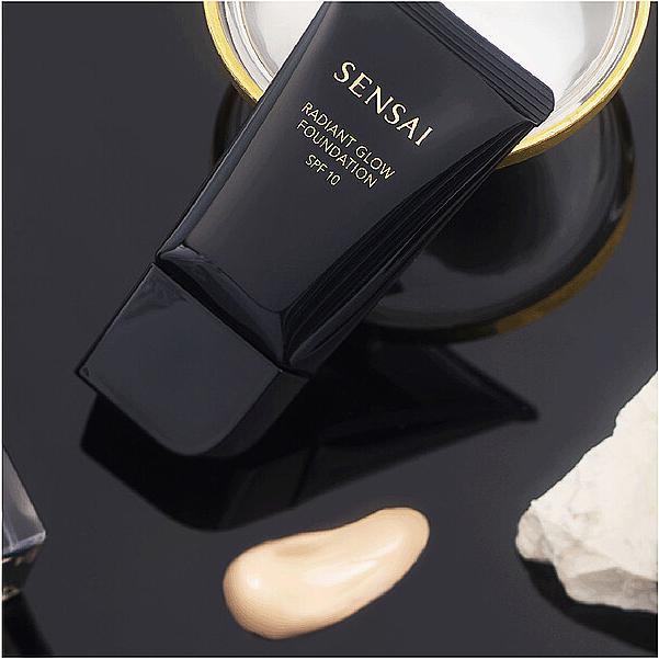 Produktbild Sensai Radiant Glow Foundation SPF10 (Hellbraun, RG204.5, Warm Beige)