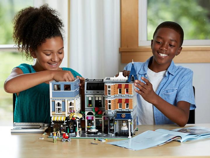 Image du produit LEGO La place de l’assemblée (10255, LEGO difficiles à trouver, LEGO Creator Expert)