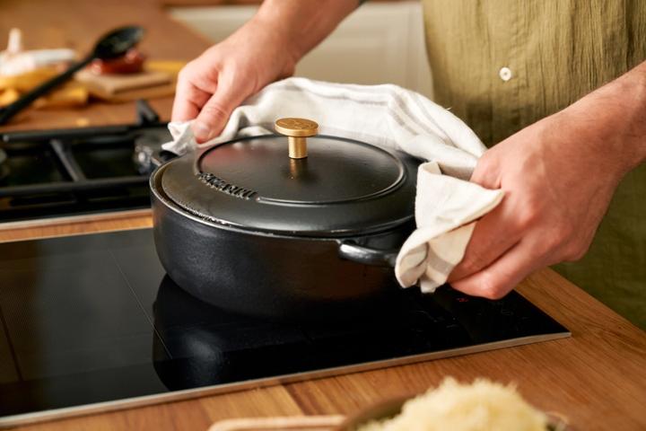 Productafbeelding Ballarini Cocotte BELLAMONTE 29 cm ovaal 4,5 liter gietijzeren braadpan zwart (29 cm, Braadpan + kasserol, Gietijzer)