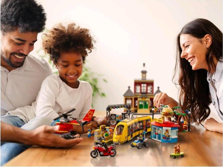 Actual product image LEGO City square (60271, LEGO City)