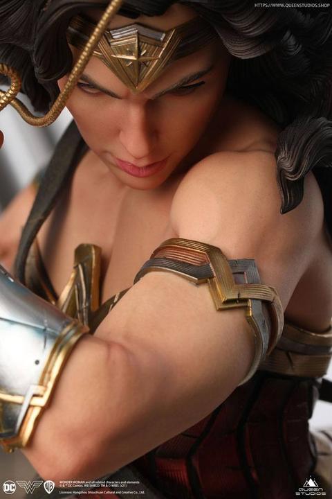 Actual product image Queen Studios Wonder Woman Comic Statuette 1/4 Wonder Woman Early Bird Version 47 cm