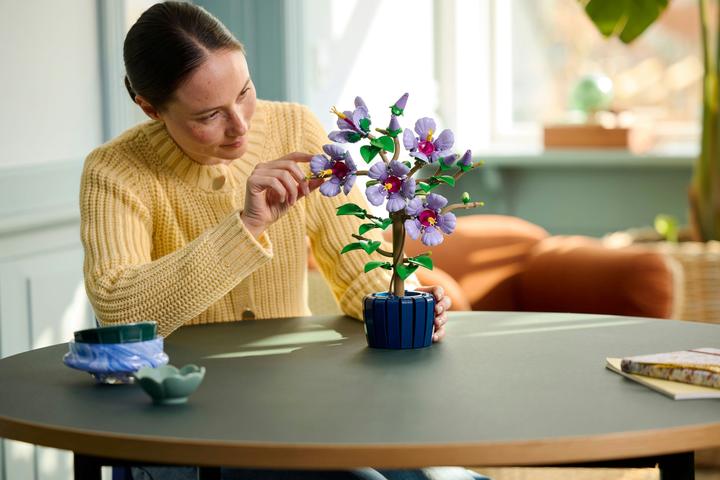 Actual product image LEGO Hibiscus (LEGO Botanical)