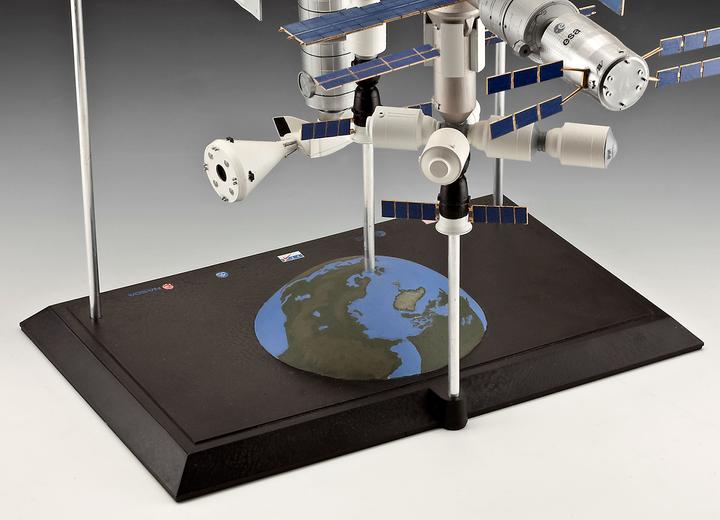 Actual product image Revell Space Station