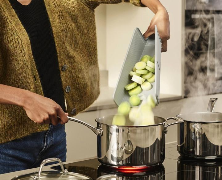 Produktbild Joseph Joseph Chop2Pot Plus Faltbares Schneidebrett Normal - Blassblau