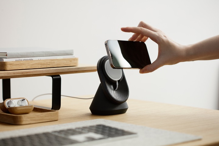Actual product image Oakywood MagSafe iPhone Stand - vertical iPhone dock - color Oak -