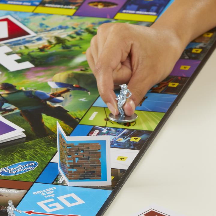 Produktbild Monopoly Fortnite Sammlerausgabe (Deutsch, Türkisch, Spanisch, Rumänisch, Norwegisch, Tschechisch, Polnisch, Kroatisch, Niederländisch, Slowenisch, Finnisch, Ungarisch, Dänisch, Schwedisch, Italienisch, Arabisch, Bulgarisch, Portugiesisch, Englisch, Slowakisch, Lettisch)