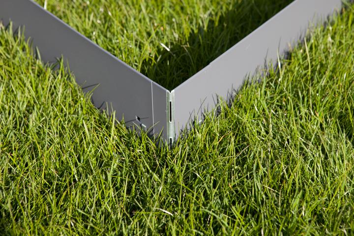Actual product image Green Split Aluminium/zinc corner for lawn edging 13.5cm (13.50 cm)