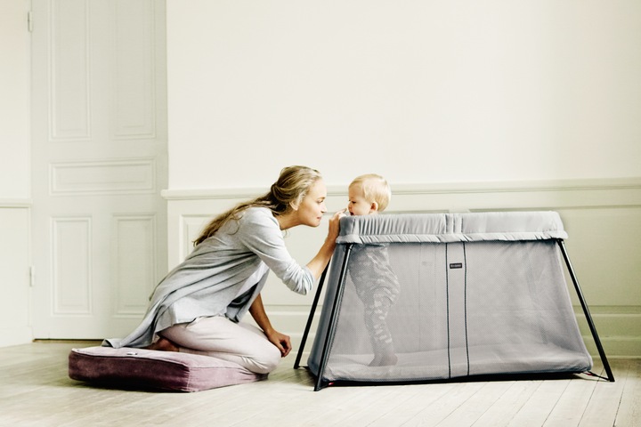 Actual product image BabyBjörn Travel Crib Light with fitted sheet
