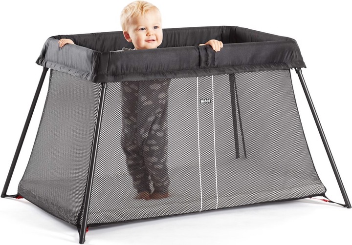 Actual product image BabyBjörn Travel Crib Light with fitted sheet