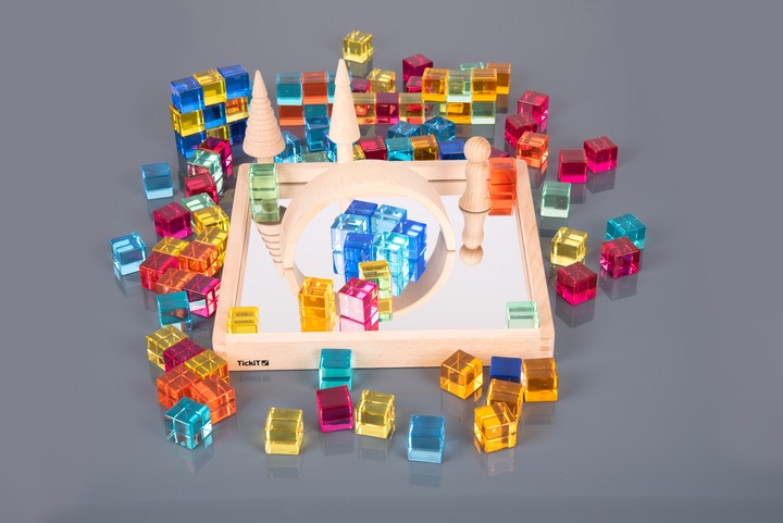 Produktbild TickiT Set mit 100 farbigen und Transparente Acryl-Würfel und einem Spiegelkasten aus Holz